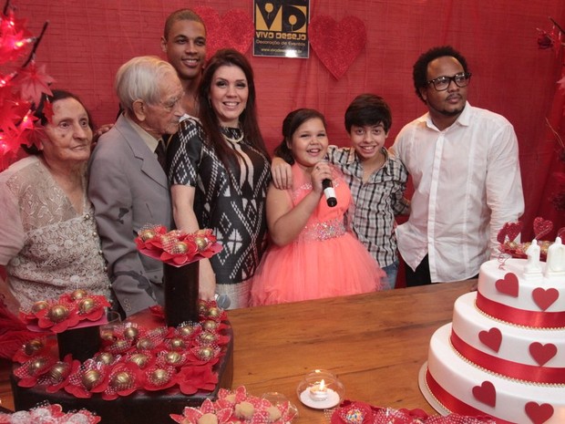 Simony coma família na festa da filha em São Paulo (Foto: Léo Marinho/ Ag. News)