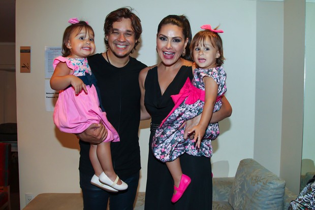 Leandro com Natália Guimarães e as filhas, Maya e Kiara (Foto: Manuela Scarpa/Photo Rio News)