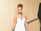 De batom azul, Rihanna recebe amigos em festa cheia de famosos