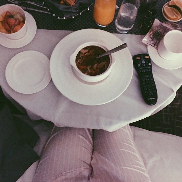 De pijama, Bruna Marquezine toma sopa em seu hotel (Foto: Instagram)