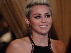 Miley Cyrus diz que aliança de noivado está no conserto