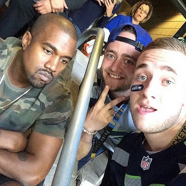 Kanye West - empolgado, só que não - tira foto com fãs no Super Bowl em Glendale, no Arizona, nos Estados Unidos (Foto: Instagram/ Reprodução)