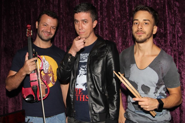 Junior Lima com os outros integrantes da banda Dexterz em show em São Paulo (Foto: Leo Franco e Thiago Duran/ Ag. News)