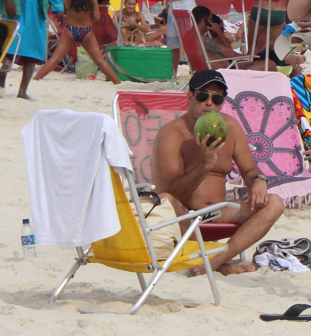 Sérgio Mallandro na praia da Barra (Foto: Eli Junior / AgNews)