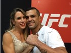 Joana Prado posa com Vitor Belfort após vitória do marido no UFC
