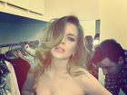 Lindsay Lohan aparece sexy em bastidor de ensaio fotográfico