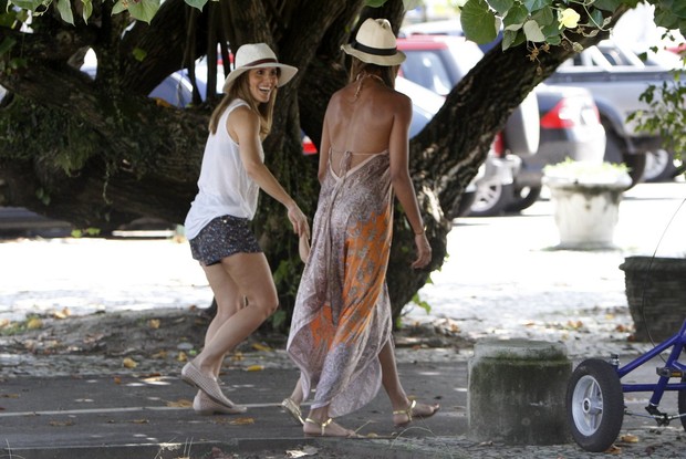 Fernanda Pontes encontra Flávia Sampaio (Foto: Gil Rodrigues/FotoRio News)