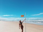 Gabi Lopes posa de biquíni na praia e exibe o corpo violão na Bahia