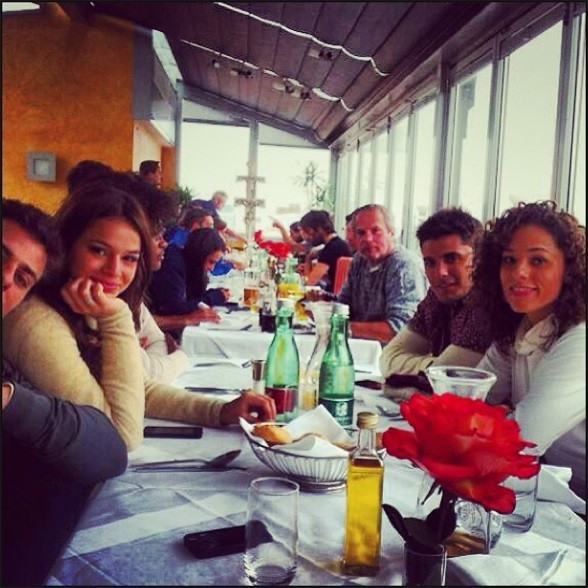 Bruna Marquezine, Jayme Monjardim e elenco (Foto: Reprodução Instagram)
