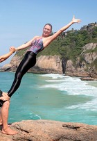 Mario Frias e a mulher mostram posições da acroyoga, mistura de acrobacia com ioga