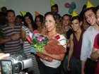 Daniela Mercury ganha festa surpresa de fãs em Salvador