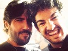 Sandro Pedroso e Alexandre Pato fazem careta em selfie 