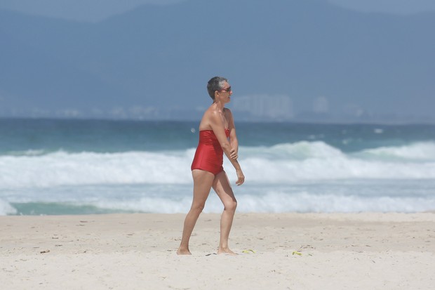 Cassia Kiss na praia da Barra da Tijuca, RJ (Foto: Dilson Silva / Agnews)