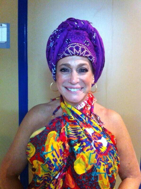 Susana Vieira coloca lenço na cabeça para homenagear Nelson Mandela (Foto: Twitter/ Reprodução)