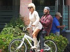 Pamela Anderson pedala de vestido curto e faz a alegria do marido