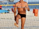 Márcio Garcia joga futevôlei na praia da Barra, no Rio