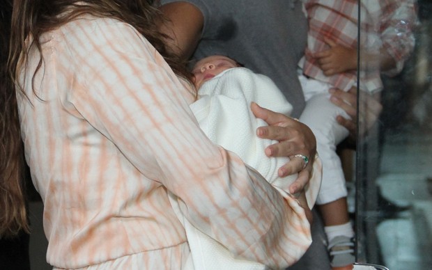 Juliana Paes sai da maternidade (Foto: THYAGO ANDRADE/ FOTO RIO NEWS)