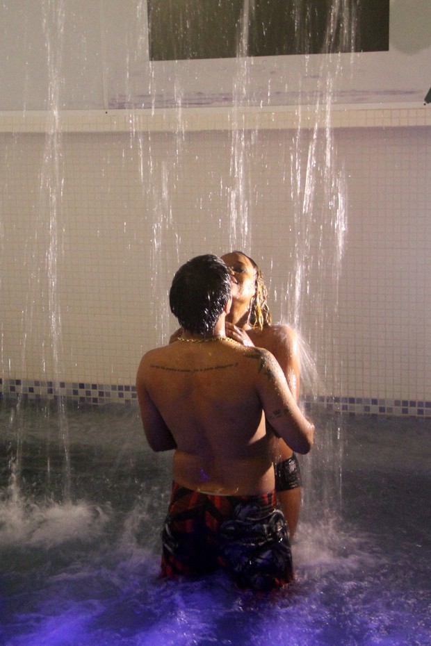 Roberta Rodrigues grava clipe com roupa sensual (Foto: DANIEL DELMIRO / AgNEWS)