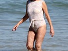 Após polêmica sobre biquíni, Betty Faria vai à praia de maiô