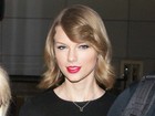 Taylor Swift aparece com visual estiloso e novo corte em aeroporto
