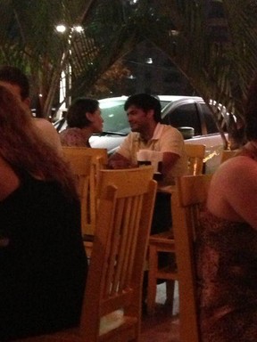 Deborah Secco, com o namorado, Allyson Castro, em restaurante na Barra da Tijuca, Zona Oeste do Rio (Foto: EGO)