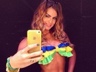 É do Brasil! Renata Molinaro posa de biquíni com as cores da seleção