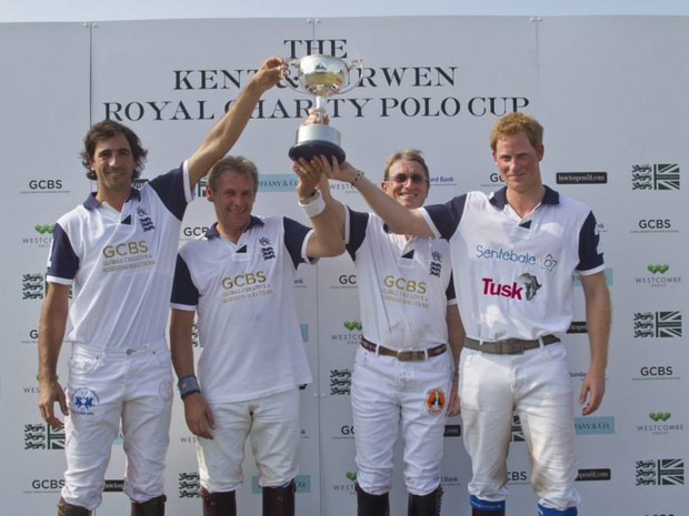 Príncipe Harry participa de torneio de polo (Foto: Facebook / Reprodução)