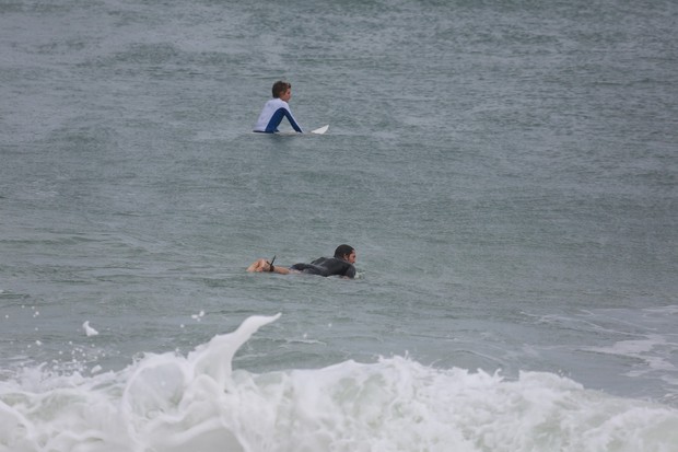 Vladimir Brichta com Felipe, filho de Adriana Esteves, na praia da Macumba, no Rio (Foto: Dilson Silva / Agnews)