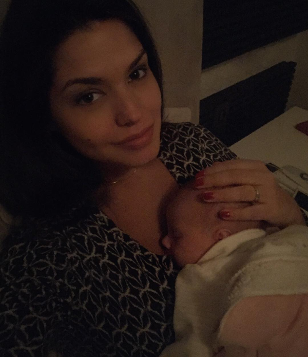 Thaís Fersoza publica foto fofa com a filha: &#39;Amo ficar agarradinha assim&#39; (Foto: Reprodução/Instagram)