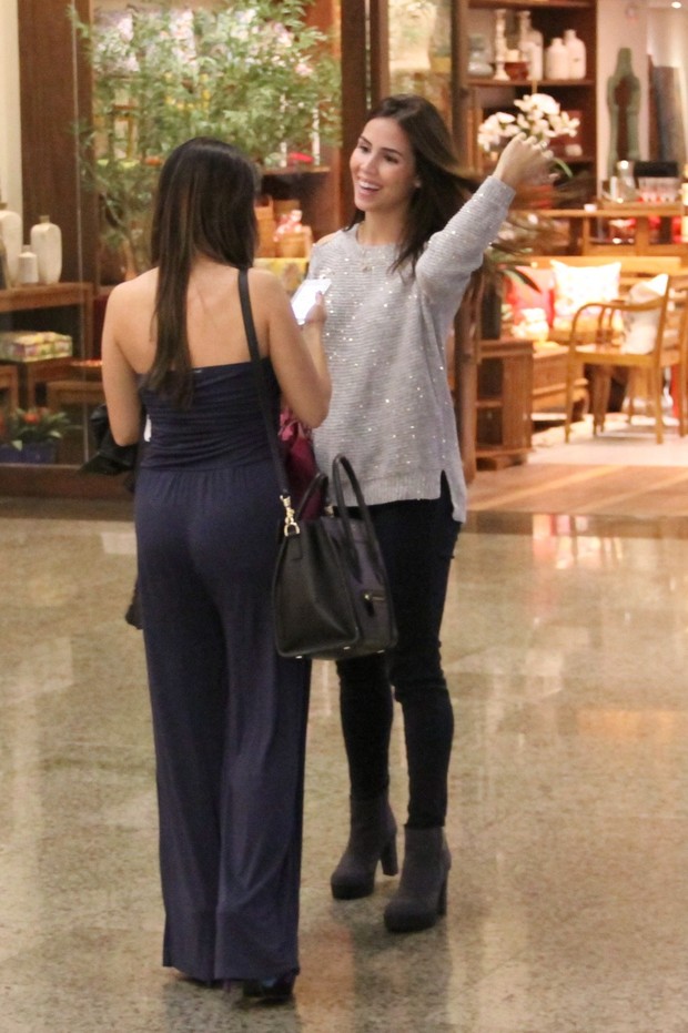 Carla Diaz e Pérola Faria em shopping do Rio (Foto: Wallace Barbosa / AgNews)