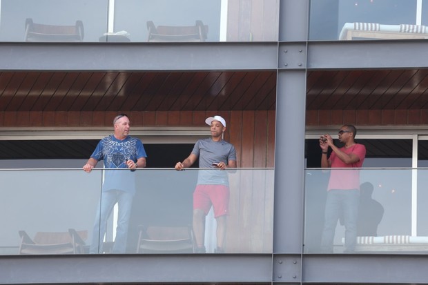 Will Smith na sacada do hotel (Foto: André Freitas / AgNews)