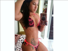 Priscila Pires faz selfie de biquíni no espelho: 'Acordei animada'