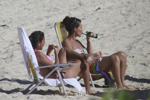 Camila Rodrigues na praia (Foto: Dilson Silva/Agnews)