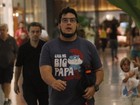 Após cirurgia, André Marques passeia em shopping no Rio