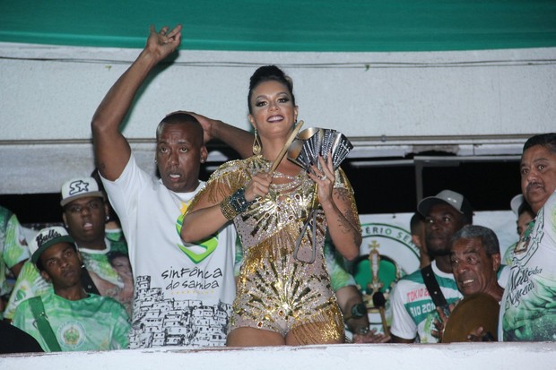 Rainha de Bateria Milena Nogueira participa da festa em homenagem a Quitéria Chagas na quadra da Império Serrano, em Madureira (Foto: Wallace Barbosa/AgNews/Divulgação)