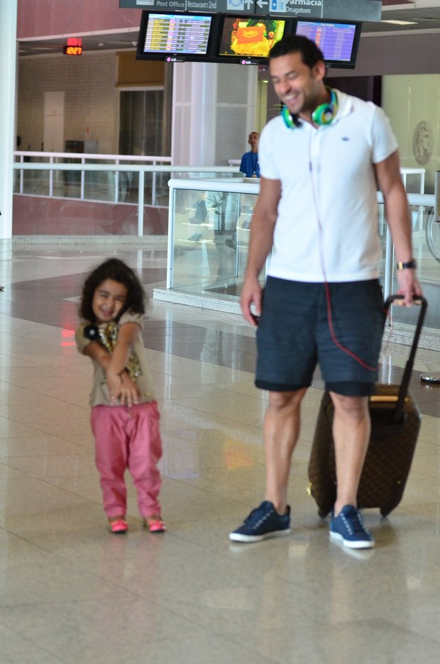 Fred com a filha no aeroporto (Foto: William Oda / Foto Rio News)