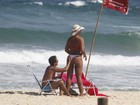  Após perder 38kg, Solange Couto vai à praia com marido e usa fio-dental