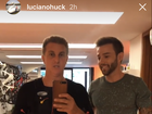 Luciano Huck treina em casa e brinca: 'Homem-bomba'