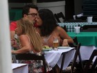 Recém-casada, Emanuelle Araújo troca beijos com marido no Rio