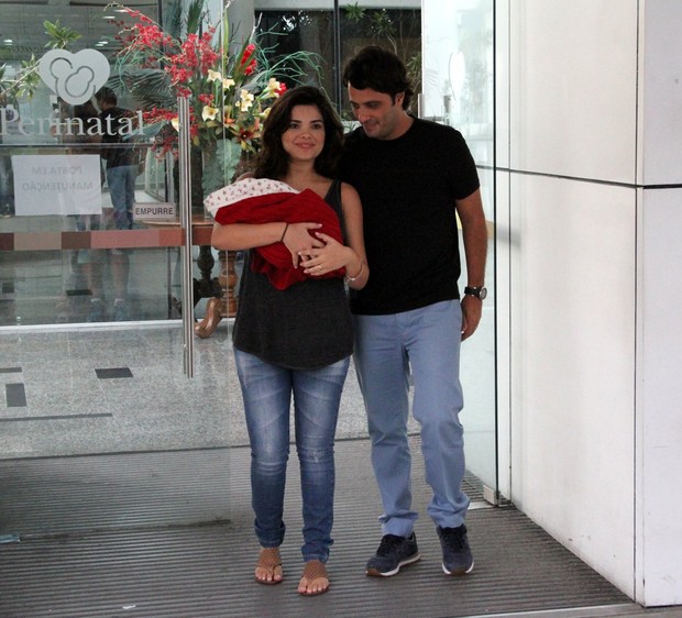 Vanessa Giácomo deixa maternidade com marido e a filha (Foto: Johnson Parraguez / Foto Rio News)