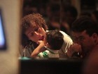 David Luiz brinca com o sobrinho e é tietado por fãs em restaurante paulista