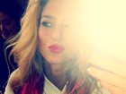 Bar Refaeli posta foto mandando beijo e mostra batom:'Lábios rosa'