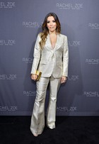 Eva Longoria usa look decotado em evento de moda nos EUA
