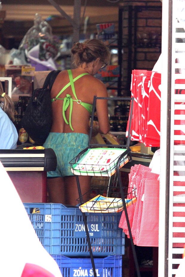 Christine Fernandes faz compra de top (Foto: Henrique Oliveira / Agnews)
