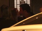 Marina Ruy Barbosa beija muito o namorado em restaurante no Rio