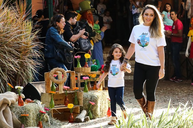 Tânia Mara desfila com a filha (Foto: Manuela Scarpa/Photo Rio News)