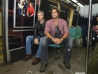 Victor e Leo andam de metrô para divulgar novo álbum