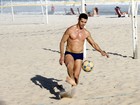 José Loreto aproveita dia de sol no Rio e joga futevôlei na praia