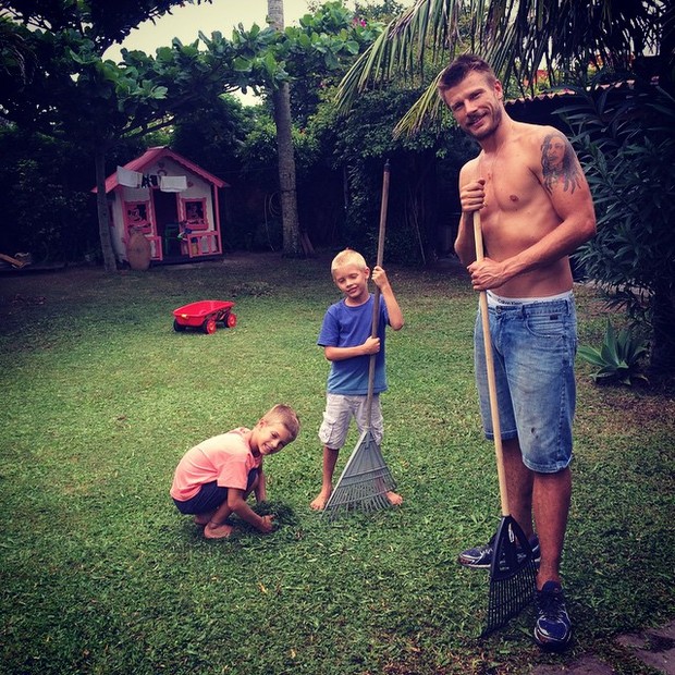 Rodrigo Hilbert com os filhos (Foto: Reprodução/Instagram)