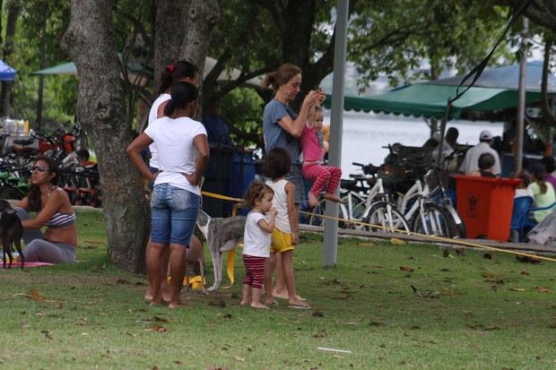 Betty Gofman com as filhas na Lagoa (Foto: JC Pereira e Gil Rodrigues / Foto Rio News)